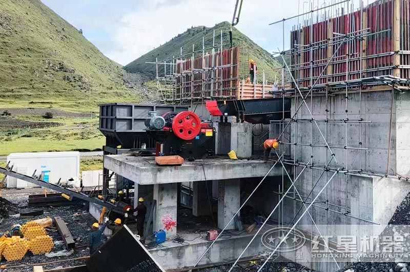 大型鄂破機(jī)工作現(xiàn)場(chǎng)圖片